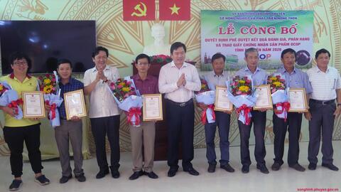 Chủ tịch UBND tỉnh Phú Yên trao chứng nhận 9 sản phẩm OCOP chuẩn 3 sao