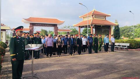 Trang nghiêm, thành kính viếng nghĩa trang liệt sỹ kỷ niệm 50 năm thống nhất đất nước