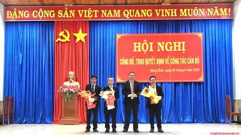 Công bố và trao quyết định cho đội ngũ cán bộ chủ chốt xã Sông Hinh mới