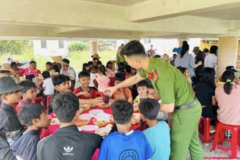 Bữa ăn cho em và cắt tóc miễn phí cho trẻ em buôn Bách- Thị trấn Hai Riêng
