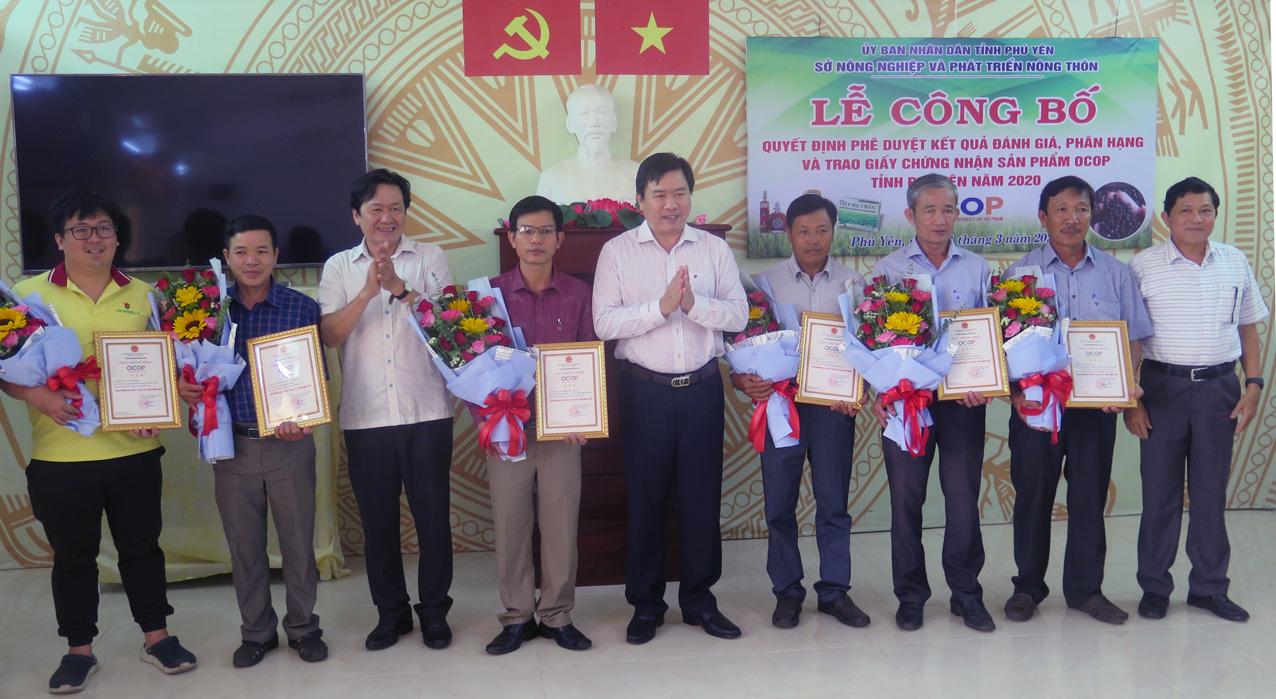 Chủ tịch UBND tỉnh Phú Yên trao chứng nhận 9 sản phẩm OCOP chuẩn 3 sao - Ảnh 1.