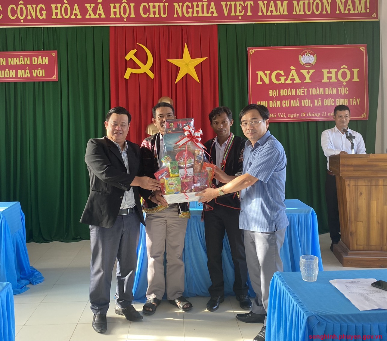 Ông Lương Văn Trương- Phó Chủ nhiệm UBKT Tỉnh ủy tặng quà cho buôn Mả Vôi. Ảnh Ngọc Ly