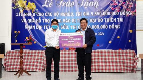 Một doanh nghiệp hỗ trợ 5 tỷ 550 triệu đồng làm nhà cho hộ nghèo huyện Sông Hinh (Clip)