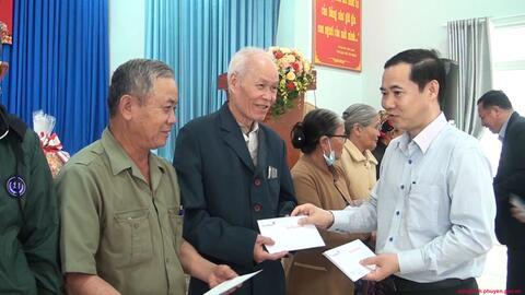 Phó trưởng ban Nội chính TW Nguyễn Thái Học thăm tặng quà tết Đảng bộ huyện Sông Hinh