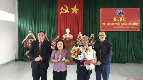 Trao Huy hiệu 75 năm tuổi Đảng cho đảng viên Y Điêng