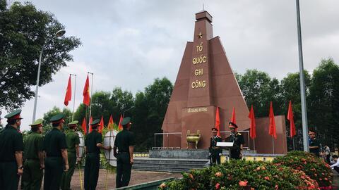 Viếng nghĩa trang liệt sĩ huyện kỷ niệm 48 năm Giải phóng hoàn toàn miền Nam