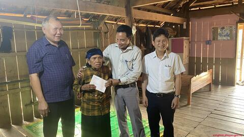 Thăm hỏi, tặng quà gia đình thương binh, bệnh binh, thân nhân liệt sĩ, người có công