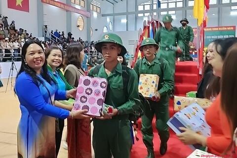 Hội LHPN huyện Sông Hinh tặng 209 suất quà cho tân binh lên đường nhập ngũ 2024
