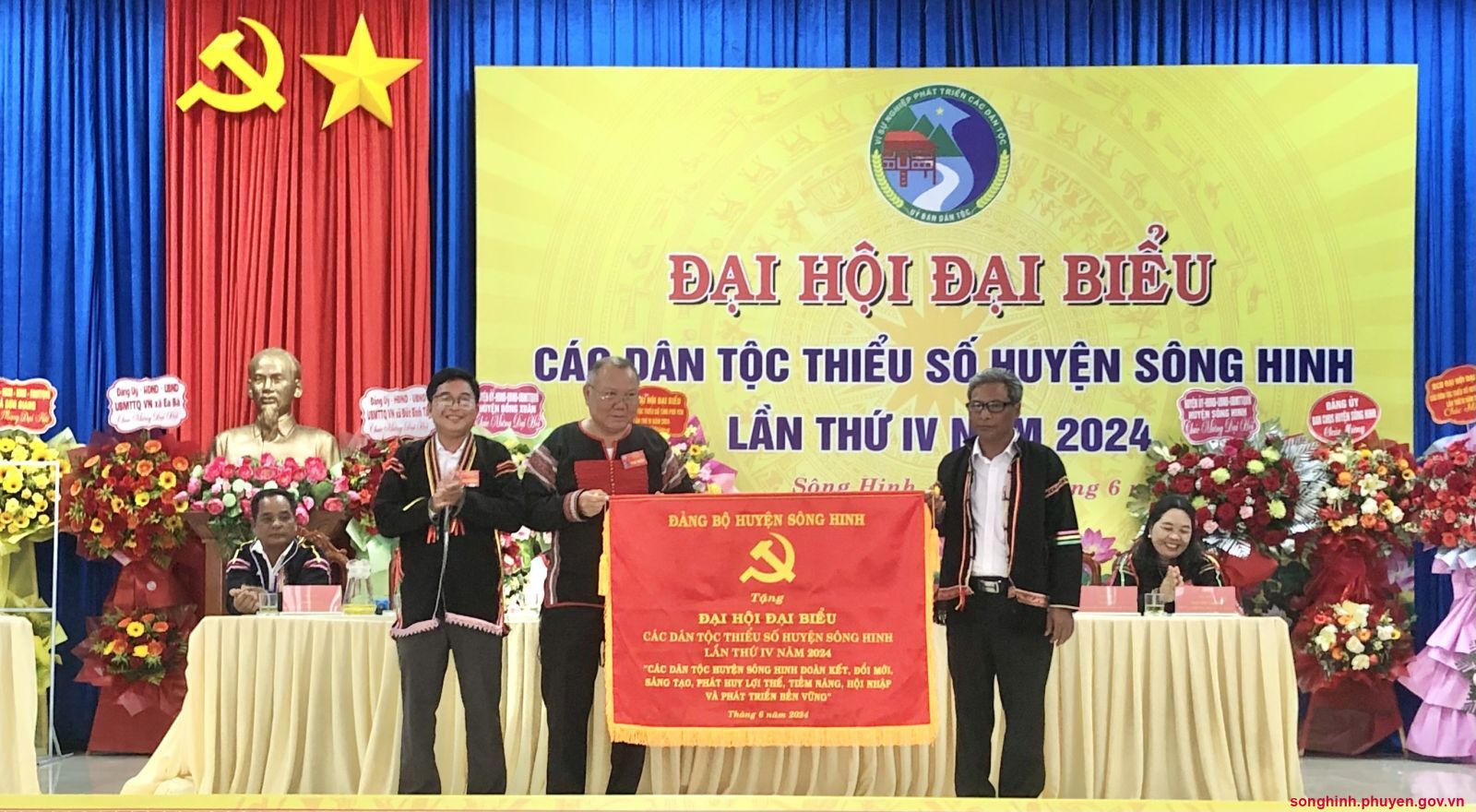 Bí thư Huyện ủy Sông Hinh Nay Y Blung tặng Đại hội bức trướng với kỳ vọng "Cộng đồng các dân tộc huyện Sông Hinh đoàn kết, đổi mới sáng tạo, phát huy lợi thế, tiềm năng, hội nhập và phát triển bền vững"